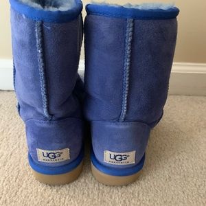 LIKE NEW Indigo Ugg Classic Short, Size 7